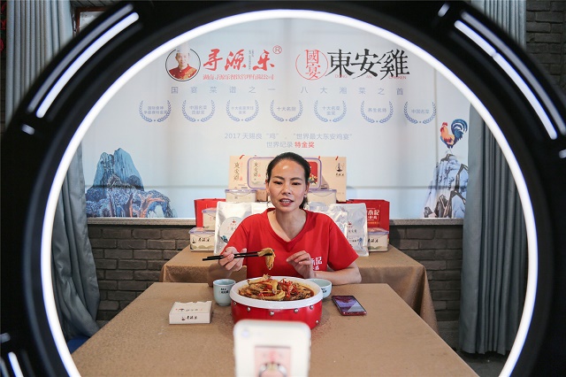 17、2020年4月30日,湖南省永州市零陵区柳宗元文化旅游区一家东安鸡餐饮店老板通过网络直播推介东安鸡。(潘爱民摄).jpg 17、2020年4月30日,湖南省永州市零陵区柳宗元文化旅游区一家东安鸡餐饮店老板通过网络直播推介东安鸡。(潘爱民摄).jpg