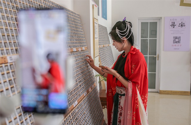 13、2020年4月29日,湖南省永州市零陵区柳宗元文化旅游区,零陵古城艺术团舞蹈演员通过网络直播体验在雕版上寻字。(潘爱民摄).jpg 13、2020年4月29日,湖南省永州市零陵区柳宗元文化旅游区,零陵古城艺术团舞蹈演员通过网络直播体验在雕版上寻字。(潘爱民摄).jpg