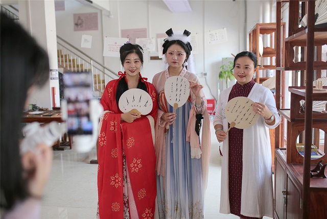 11、2020年4月29日,湖南省永州市零陵区柳宗元文化旅游区,潇湘非遗馆馆长同零陵古城艺术团舞蹈演员通过网络直播展示江永女书。(潘爱民摄).jpg 11、2020年4月29日,湖南省永州市零陵区柳宗元文化旅游区,潇湘非遗馆馆长同零陵古城艺术团舞蹈演员通过网络直播展示江永女书。(潘爱民摄).jpg