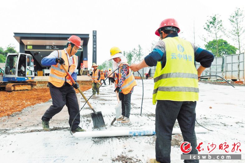 　　5月1日上午，潭州大道快速化改造项目施工现场，300余名工人坚守工地有条不紊地进行施工。 　　长沙晚报全媒体记者 王志伟 摄