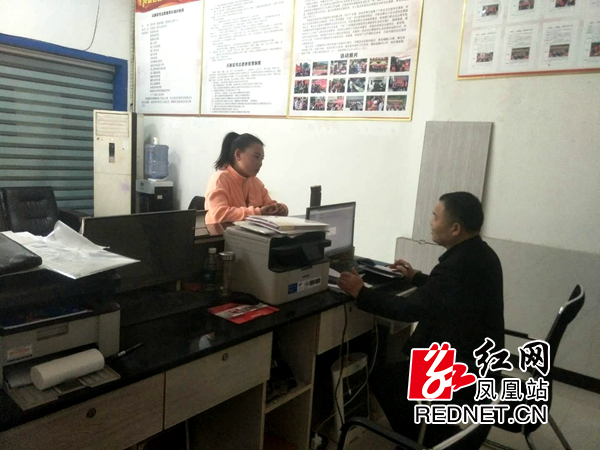法律援助工作人员在耐心解答企业负责人的咨询。.jpg