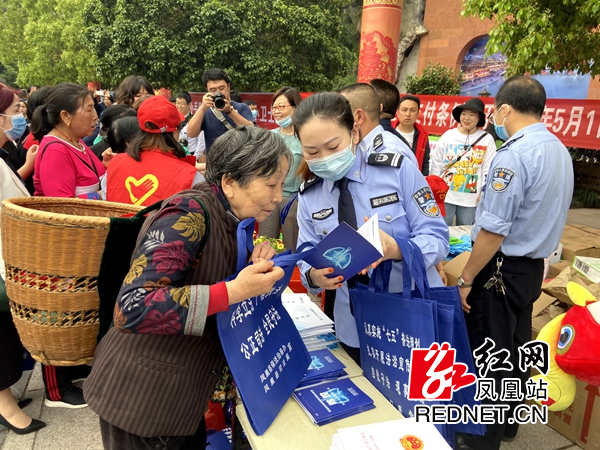 向居民解读《疫情防控法律知识》。.jpg