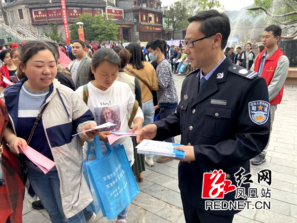 向群众发放《保障农民工工资支付条例》。.jpg