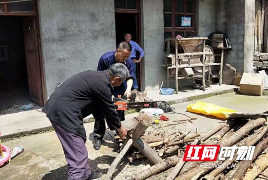 为贫困户打扫卫生扮靓庭院.jpg