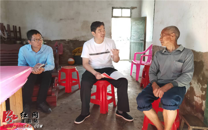 李天明在贫困户家中询问他们的生活情况和困难.png
