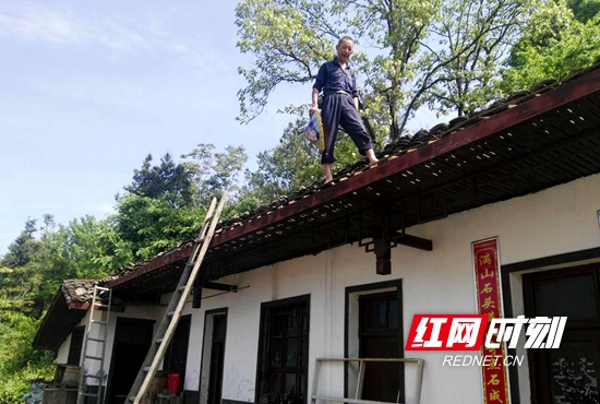 5月1日，索溪峪街道双星村贫困群众在帮扶干部的指导下对房屋进行检漏。.jpg