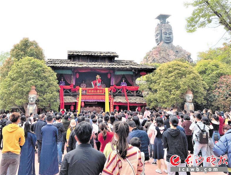 　　宁乡炭河古城景区内热闹非凡。