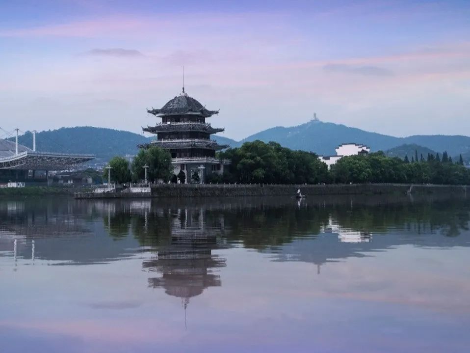 洲上四周石栏围护,绿树成荫,百鸟争鸣,花开四季,芳香四溢.jpg