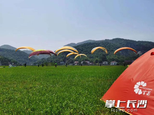 五天小长假里，一千多人次搭乘滑翔伞翱翔天空。