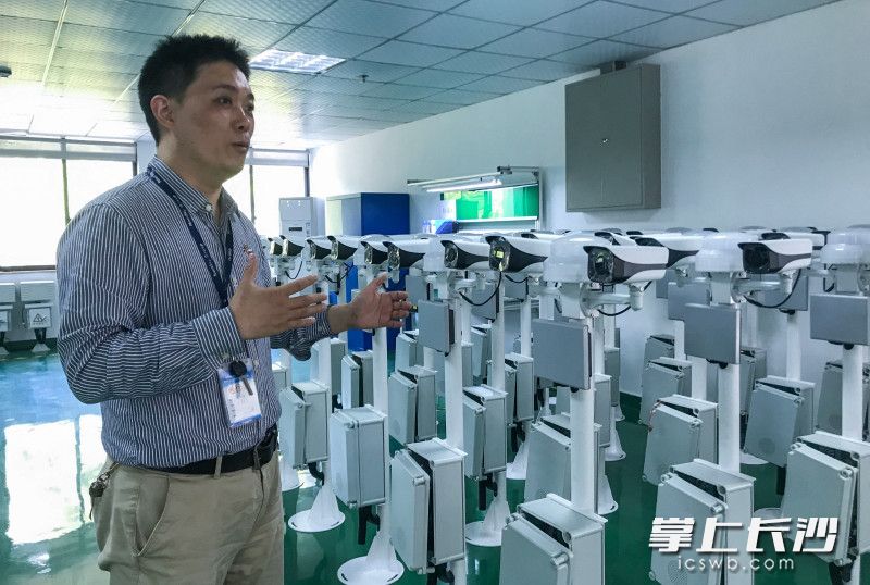 纳雷科技总经理周坤明正在介绍自己公司研发的新产品。