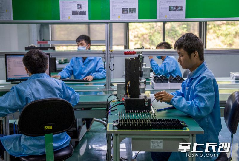 纳雷科技总经理周坤明正在介绍自己公司研发的新产品。