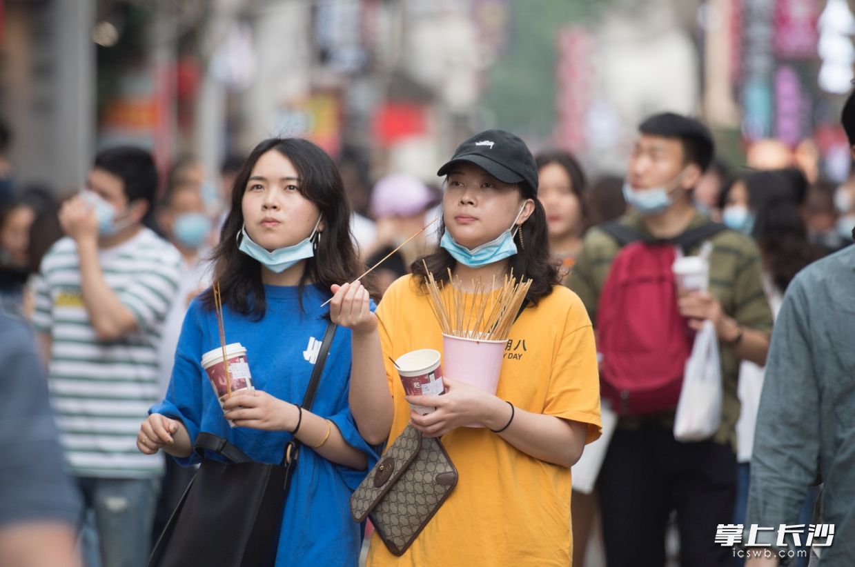 五一假期，太平老街人气足。全媒体记者邹麟摄