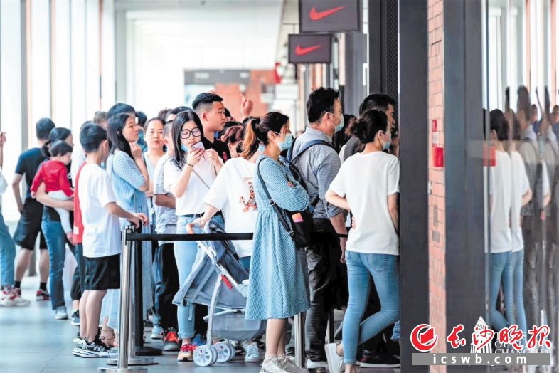 　　九龙仓时代奥特莱斯举行“畅享五一，遇见美好时代”活动，首日顾客突破2万人次。