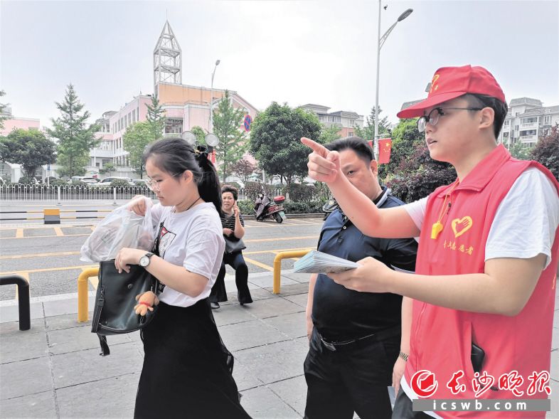 　　共青团宁乡市委组织青年志愿者，向市民宣传“四城同创”并提供志愿服务。