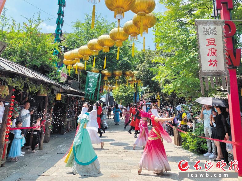 专业舞蹈演员为游客带来穿越快闪秀、舞王招婿、锅庄狂欢等户外演出。