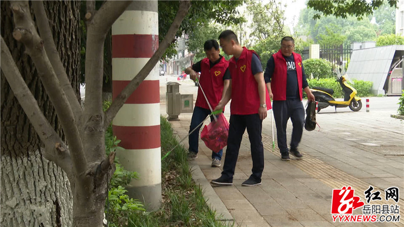 志愿者正在清扫垃圾.jpg