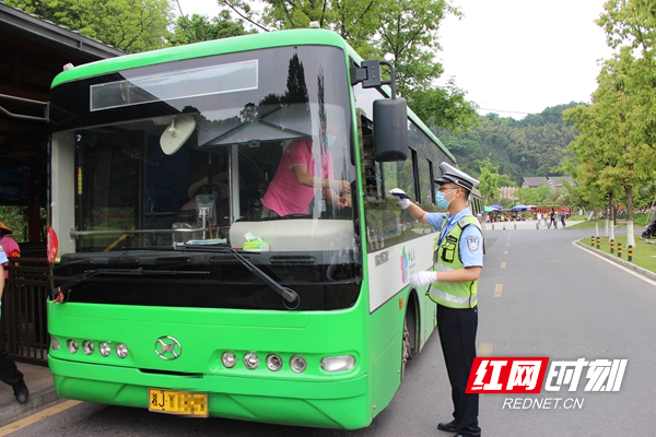 图二：交警检查旅游客车.jpg