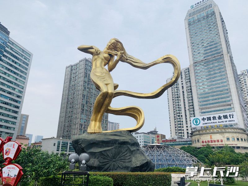 芙蓉广场《浏阳河》雕塑。（全媒体记者 李静 摄）