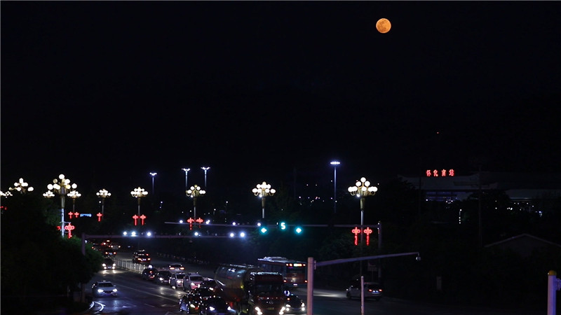 鹤城：今年最后一次“超级月亮”惊艳夜空.mp4_20200508_170442.917.jpg