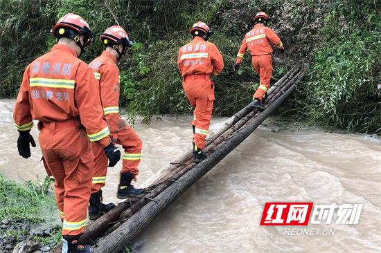 湖南张家界：6名驴友探洞遇险 多方力量紧急救援 (7).jpg