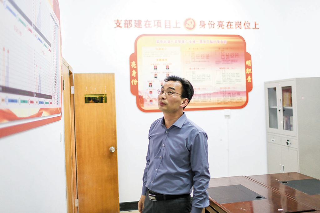 雷锋街道党工委书记金胜利每日对标对表检查征拆进度，以“五上”工作法破解征拆难题。柯鸣 摄