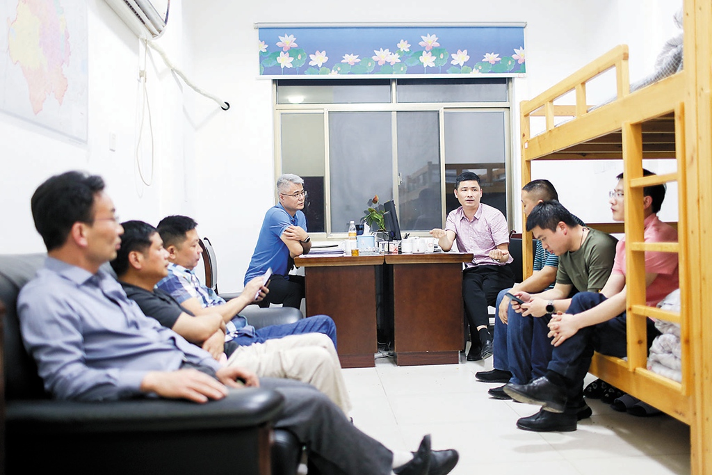 4月30日晚，中联智慧产业城二期征拆工作指挥部灯火通明，长沙高新区雷锋街道临时党支部全体党员为正式签约做最后准备。柯鸣 摄