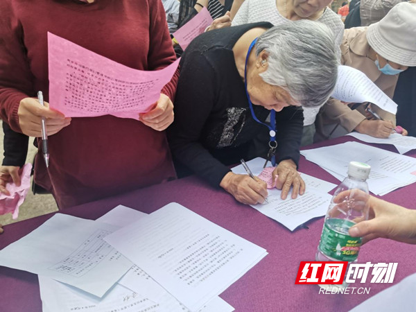 居民签订“新文明餐桌”行动承诺书.jpg