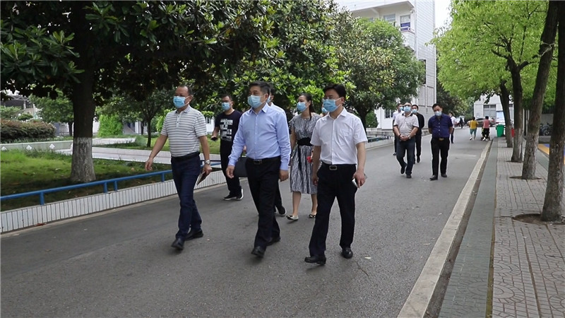 唐汇凯率队视察学校防疫及复学工作.mp4_20200508_163625.885.jpg