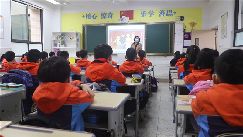 鹤城区人大常委会组织人大代表视察（半成品）.mp4_20200509_155642.652.jpg