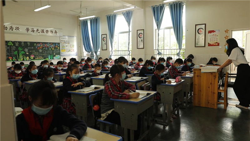 鹤城区人大常委会组织人大代表视察部分企业及学校复产复学情况（成品）.mp4_20200509_163235.407.jpg