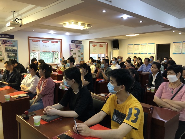 参会人员认真听课.jpg 参会人员认真听课.jpg