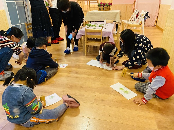 制作手帕画.jpg 制作手帕画.jpg