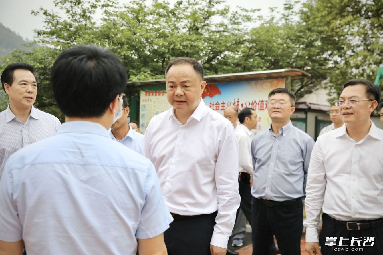 郑建新在横山小学了解复学复课及疫情防控工作。图片均为长沙晚报全媒体记者 刘书勤 摄