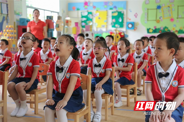 7、2020年5月11日，湖南省永州市零陵区机关幼儿园，学生在跟老师朗读。（潘爱民摄）.jpg