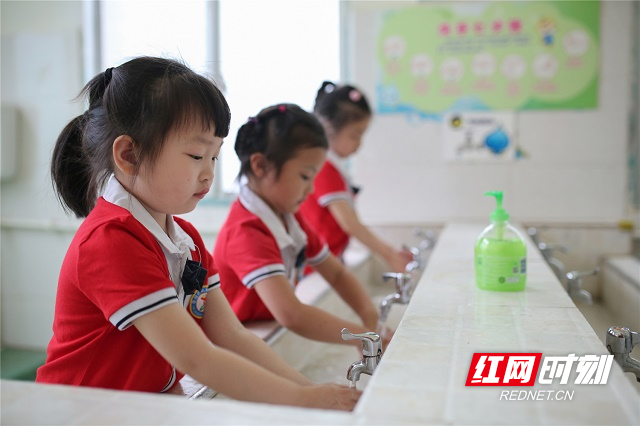 16、2020年5月11日，湖南省永州市零陵区机关幼儿园，学生在就餐前洗手。（潘爱民摄）.jpg
