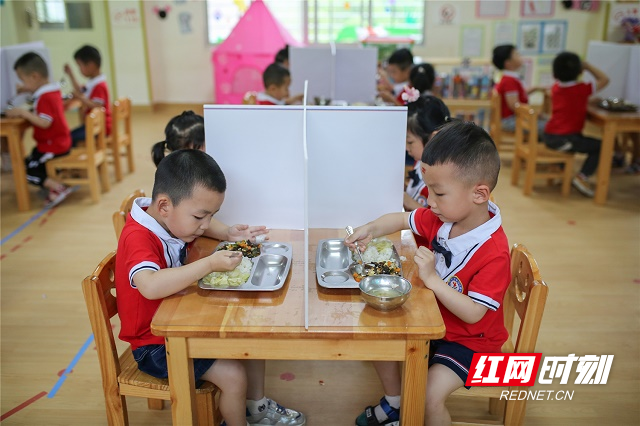 17、2020年5月11日，湖南省永州市零陵区机关幼儿园，学生在教室就餐。（潘爱民摄）.jpg