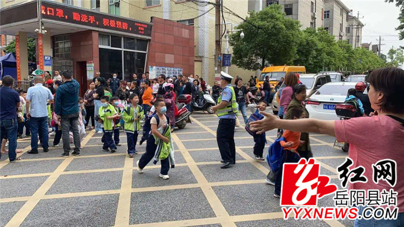 交警正在维护交通秩序.jpg