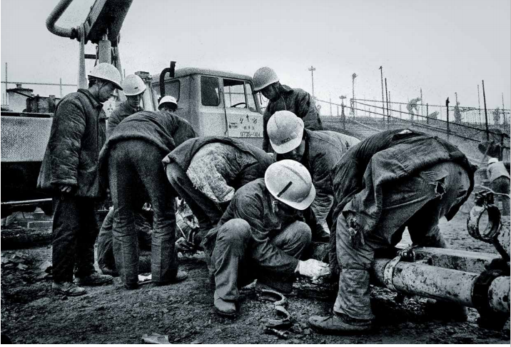 摄影记者镜头里的中国工人40年一个阶级与一个时代