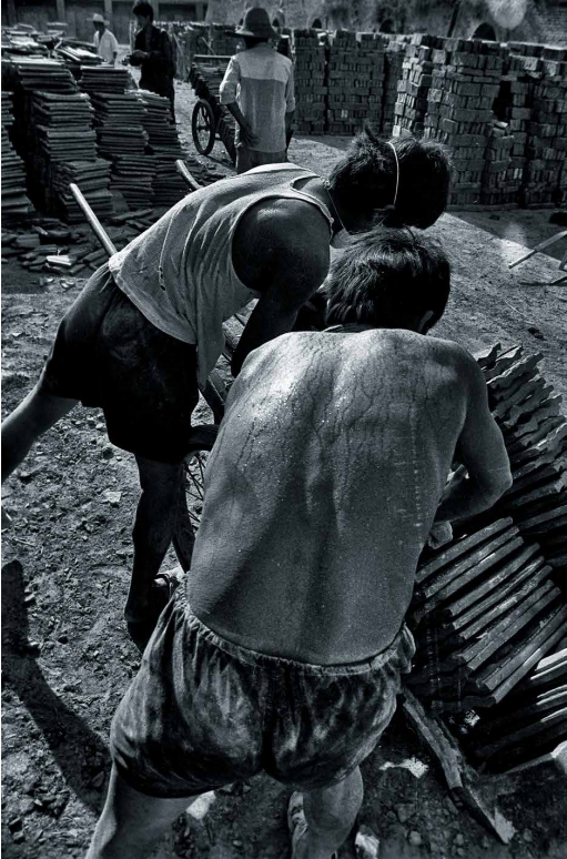 摄影记者镜头里的中国工人40年一个阶级与一个时代