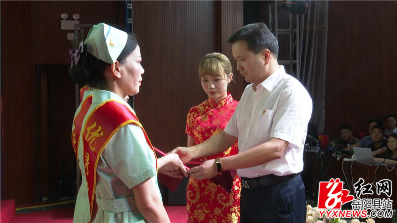 正在颁奖.jpg