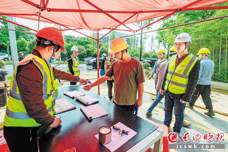 　　芙蓉生态新城四号安置小区，工人们进出工地每天要经过两次体温检测。陈飞 摄