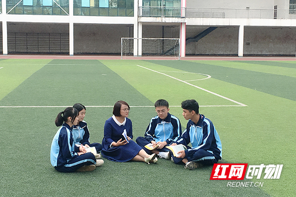 班主任傅琼和老师与学生谈心.jpg