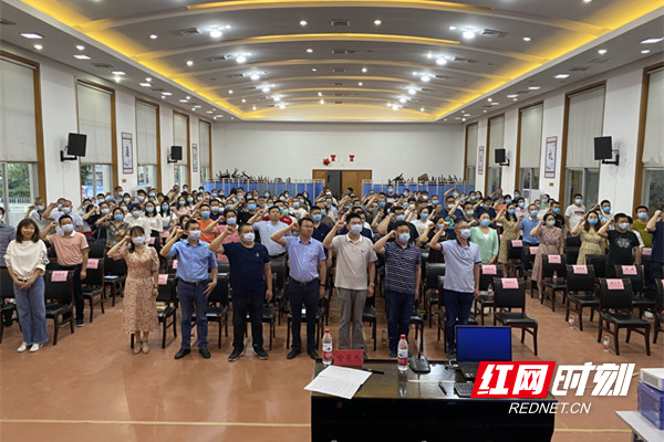 全体党员重温入党誓词副本.jpg