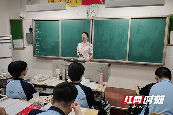 谭校长来为学生加油.jpg