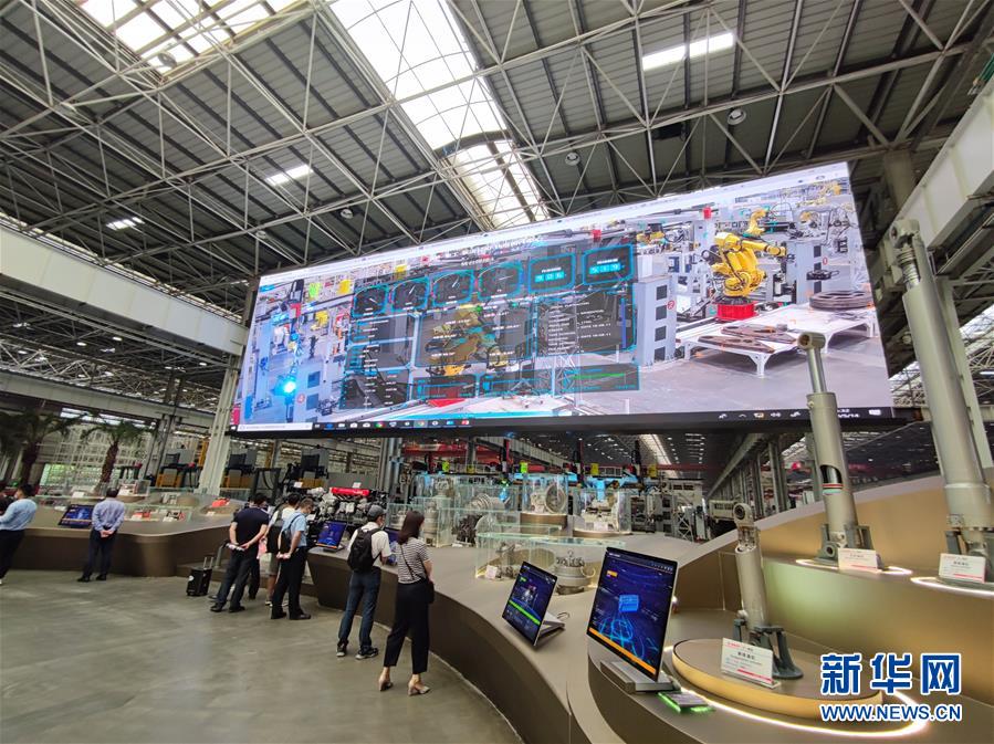 5月14日，在湖南省“5G+工业互联网”现场推进会上，企业负责人集体观摩三一集团18号厂房的“5G+厂区360度”监控系统。新华社发.jpg