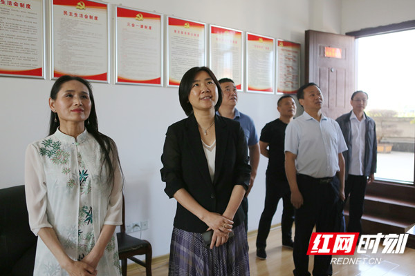 税务部门负责人走访杜美霜代表（左一）_副本.jpg
