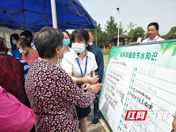党员群众在展板上写上节水妙招.jpg