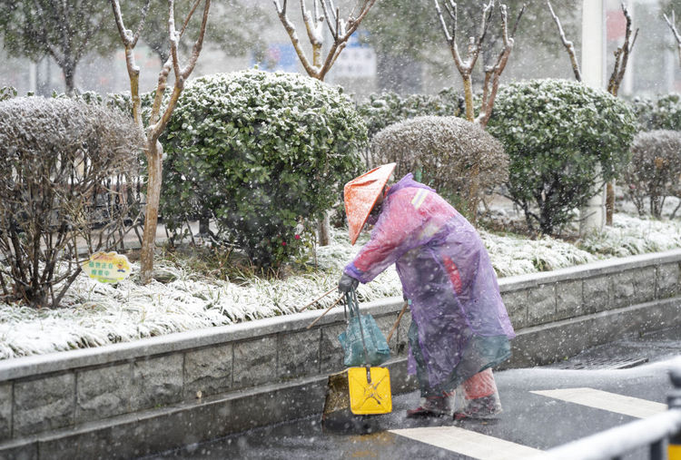 风雨无阻向前进!写在全国疫情防控阻击战取得重大战略成果之际