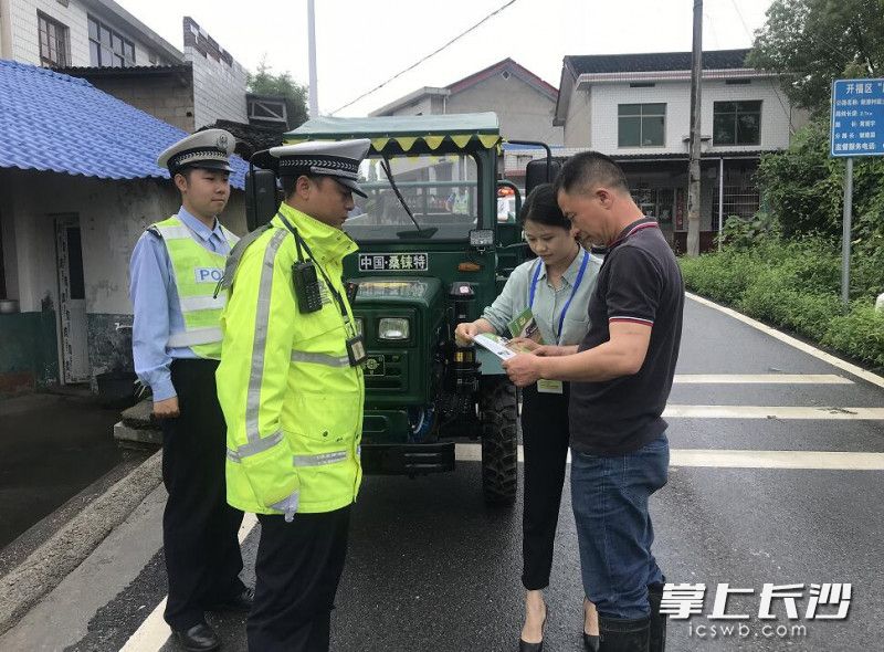 执法人员当场对无牌拖拉机驾驶人进行了宣传教育，并发放通知书督促其限期办理牌证登记。