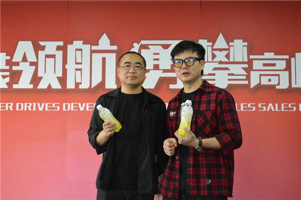 青岛啤酒湖南公司总经理徐学德与戴晓琛合影青岛啤酒湖南公司领导与